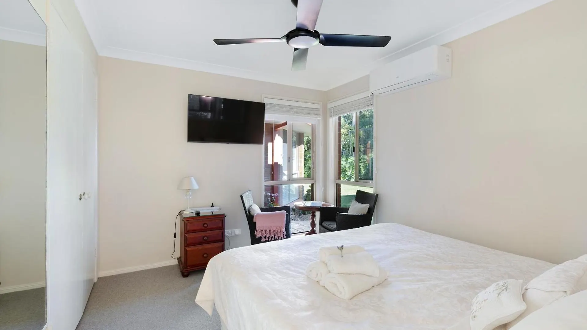 Waterfront Bnb Gold Coast Bed & Breakfast