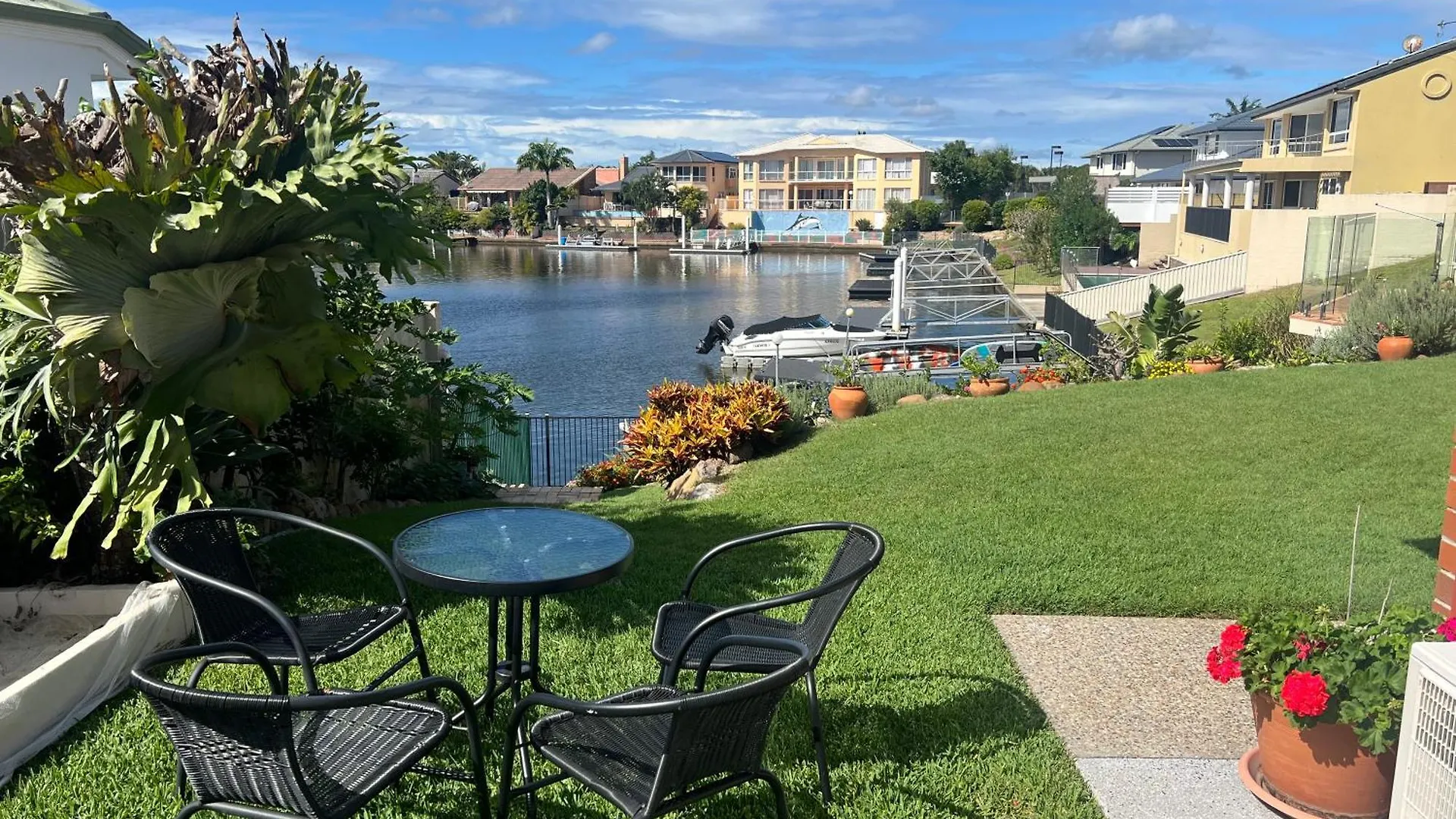 Waterfront Bnb Gold Coast Bed & Breakfast