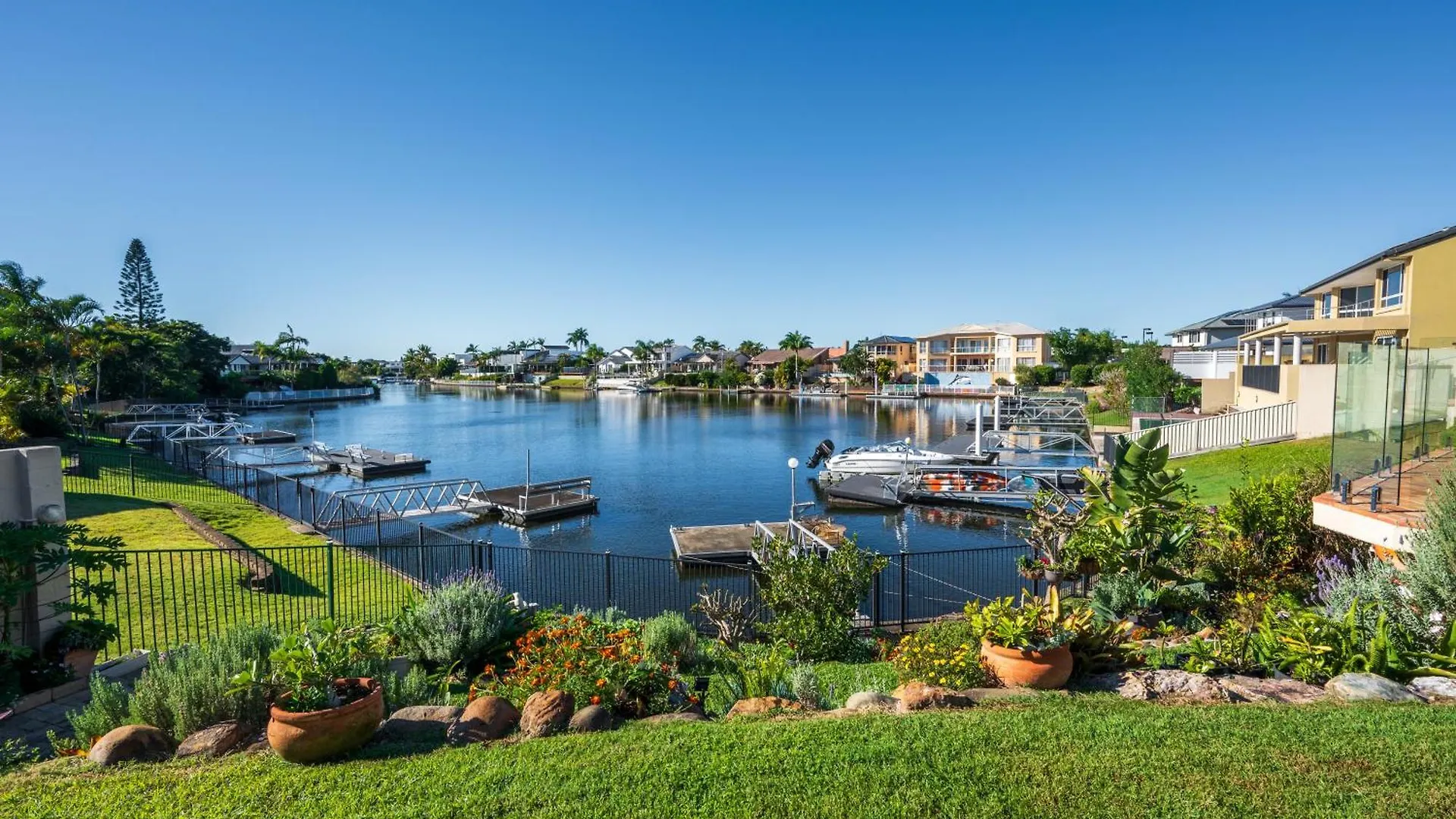 Waterfront Bnb Gold Coast Bed & Breakfast